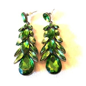 Stunning emerald green earrings